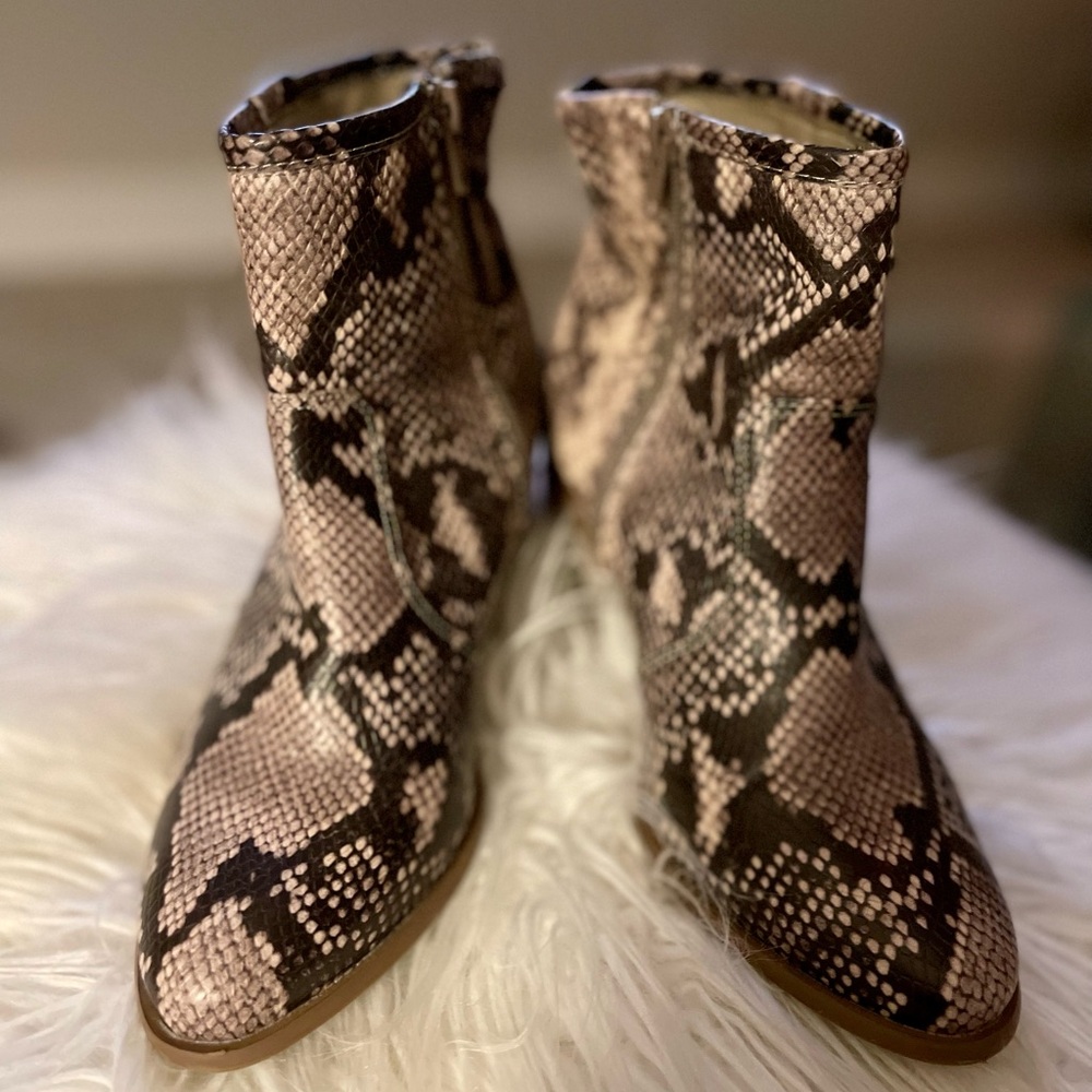 Carlo Santana Rowan snakeskin ankle boot size 7.5